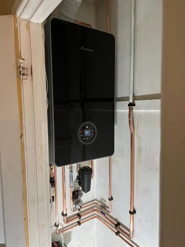 Worcester Bosch Greenstar 8000 Life boiler installation in black finish